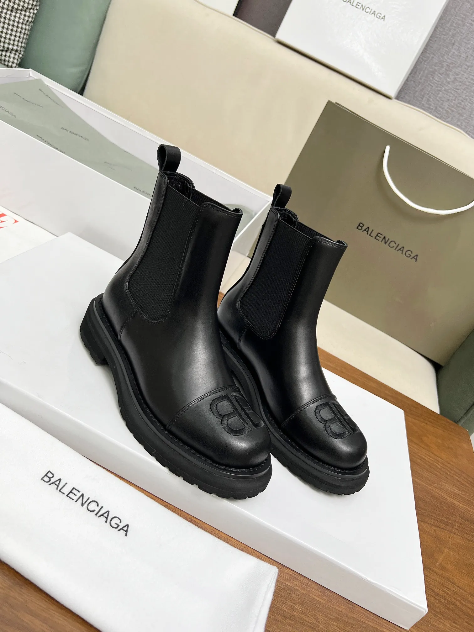 👟👟Ex-factory price 560👟👟 🍓 2024 Autumn and Winter BALENCIAGA/Balenciaga Popular Recommendation [Proud] This shoe is very 🔥popular this year, independent style➕impeccable detail workmanship everywhere. 🆚Fabric: First-layer cowhide. Inner sheepskin size 35-40, 41 can be customized.